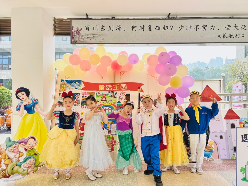 今年阅读节活动中，孩子们穿上喜欢的童话人物服装合影。.jpg