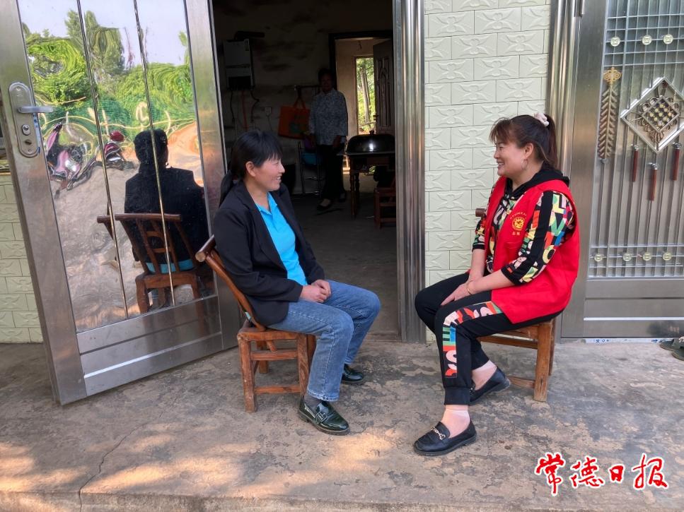 村干部走访刘红梅家.jpg