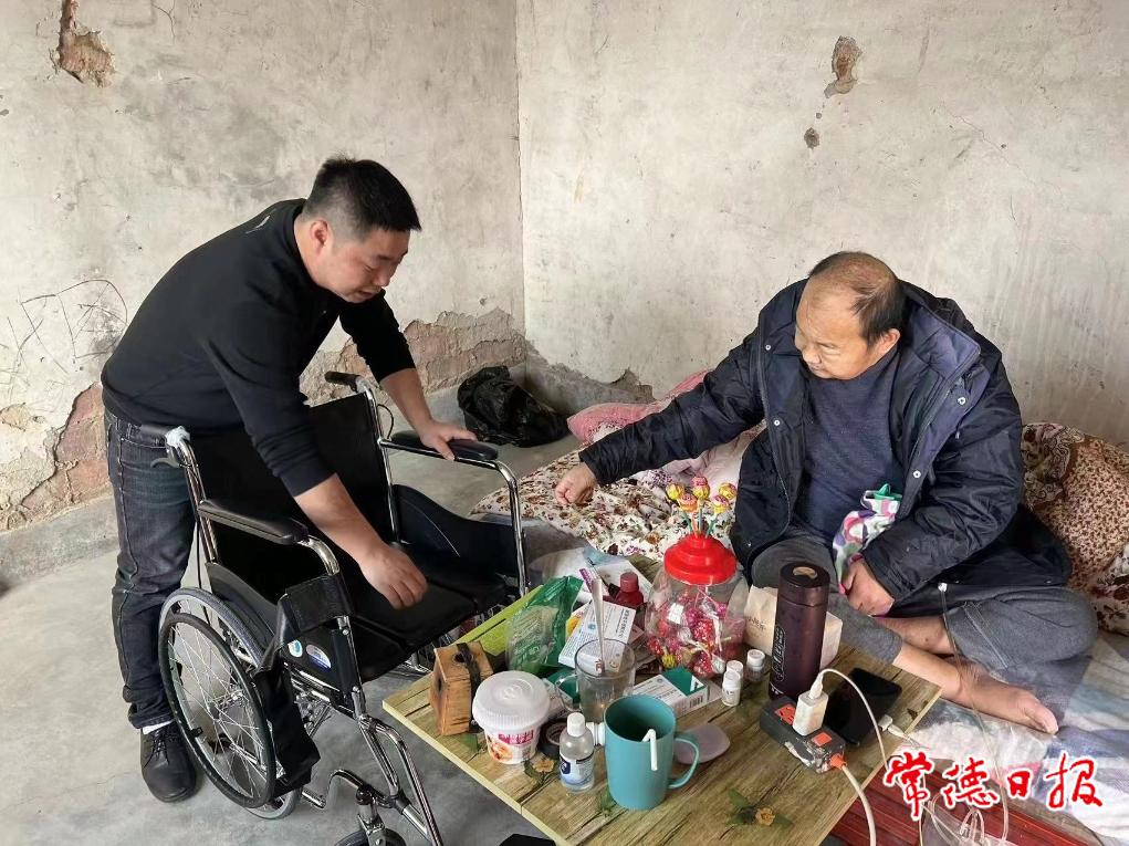 伍书记为术后的盛忠思送来轮椅.jpg