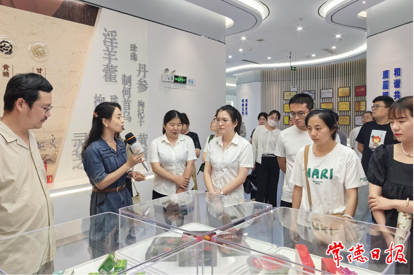 青干班参观学习现场.png