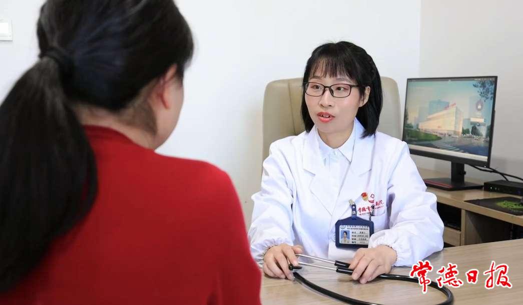 黄素兰正在看诊