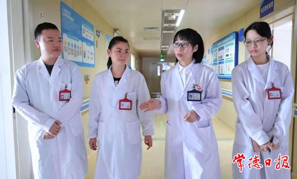 黄素兰与同事讨论