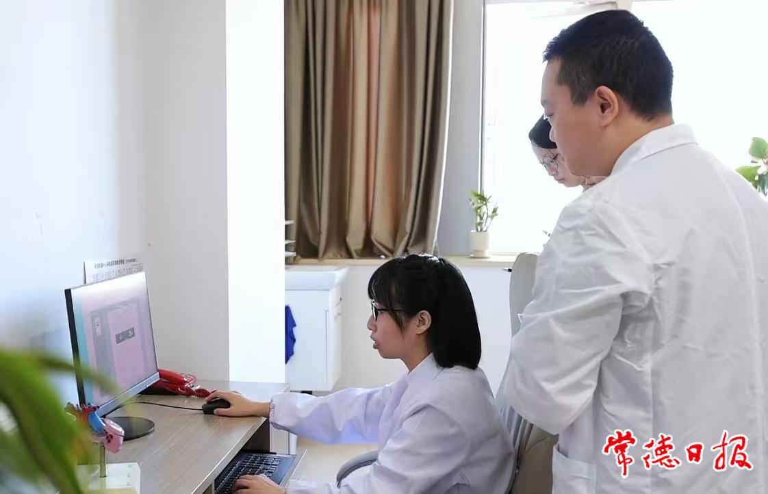 黄素兰查阅患者资料