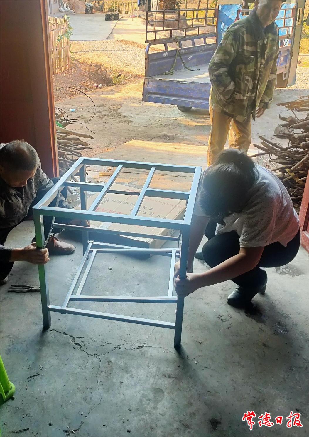 走访监测户詹吉胜并为其拼接新桌子1.jpg